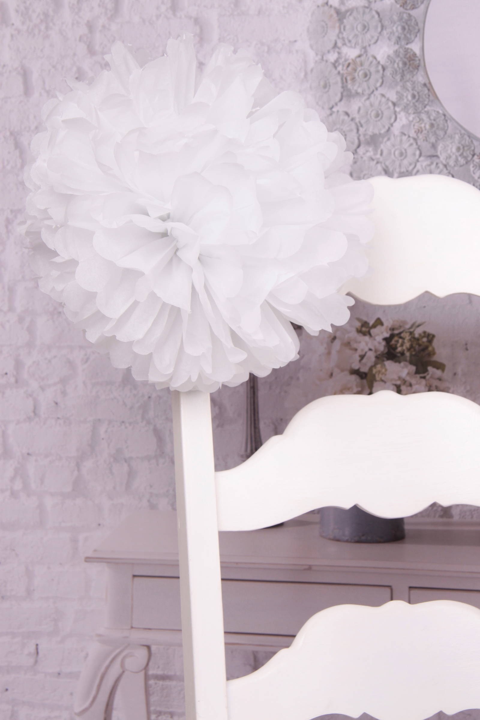 Ozdoba komunijna na krzesło z papieru - biała - obraz 0