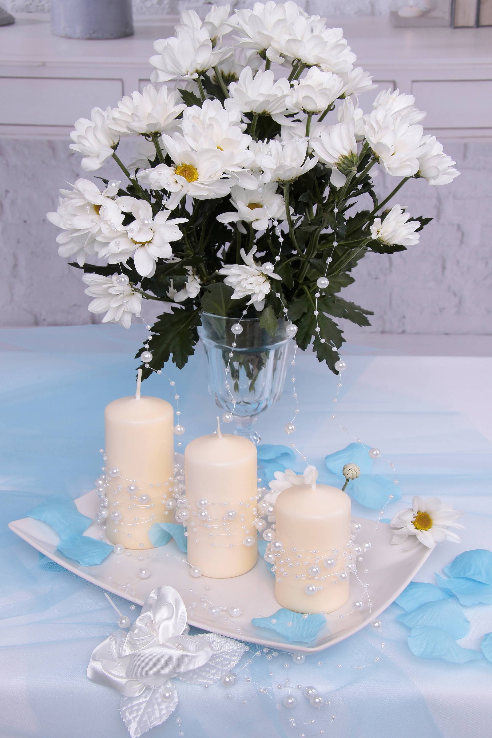 Biała perełka w girlandzie komunijnej - obraz 1